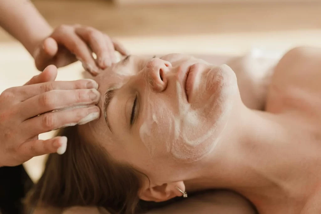 ¿Por Qué Tu Piel Necesita una Limpieza Facial Profunda Regularmente?